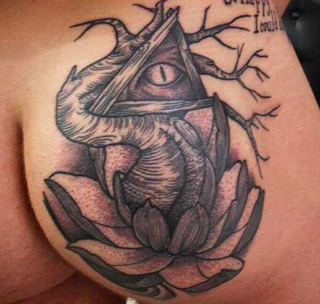 gabriele Esposito tatuaggio astratto fiore, occhio e albero sul culo