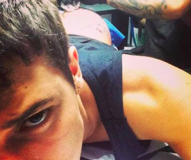 Gabriele Esposito scorcio del suo tatuaggio sul culo