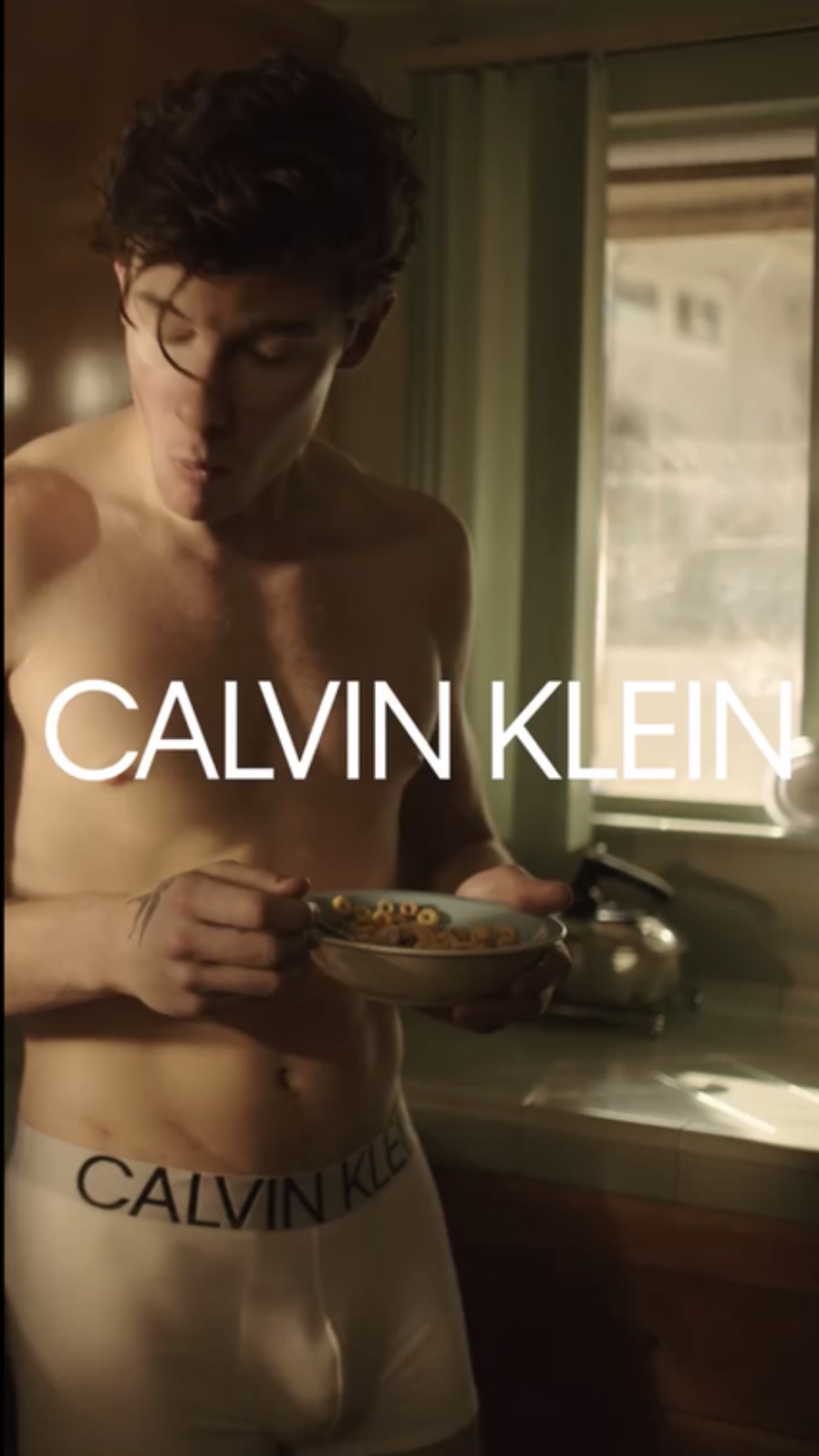 Il servizio fotografico di Calvin Klein realizzato con Shawn Mendes ha lett...