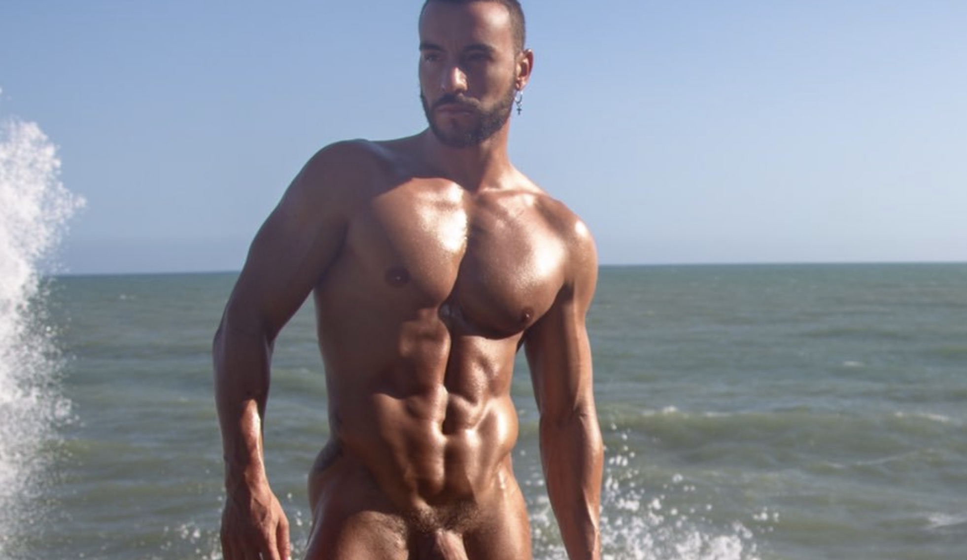 Nicola Simionato nudo al mare - la foto del pisellone