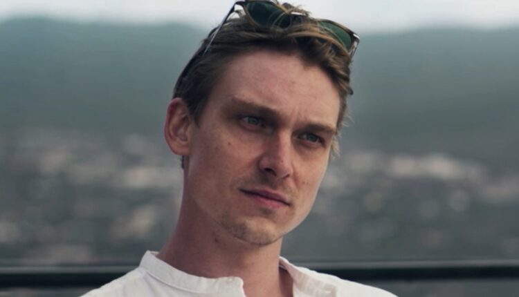 Daniel Strässer nudo: l'attore mostra il pisellone in ‘Post Empire ...